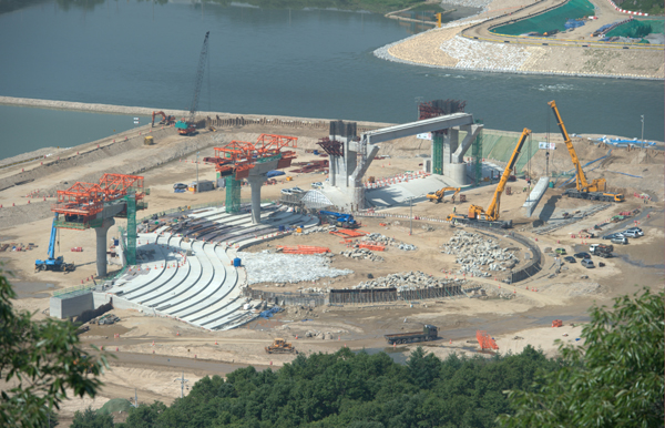 ▲ 이포보 공사현장. 우측 대들보 모양으로 된 곳에 수문이 설치된다. ⓒ 뉴데일리