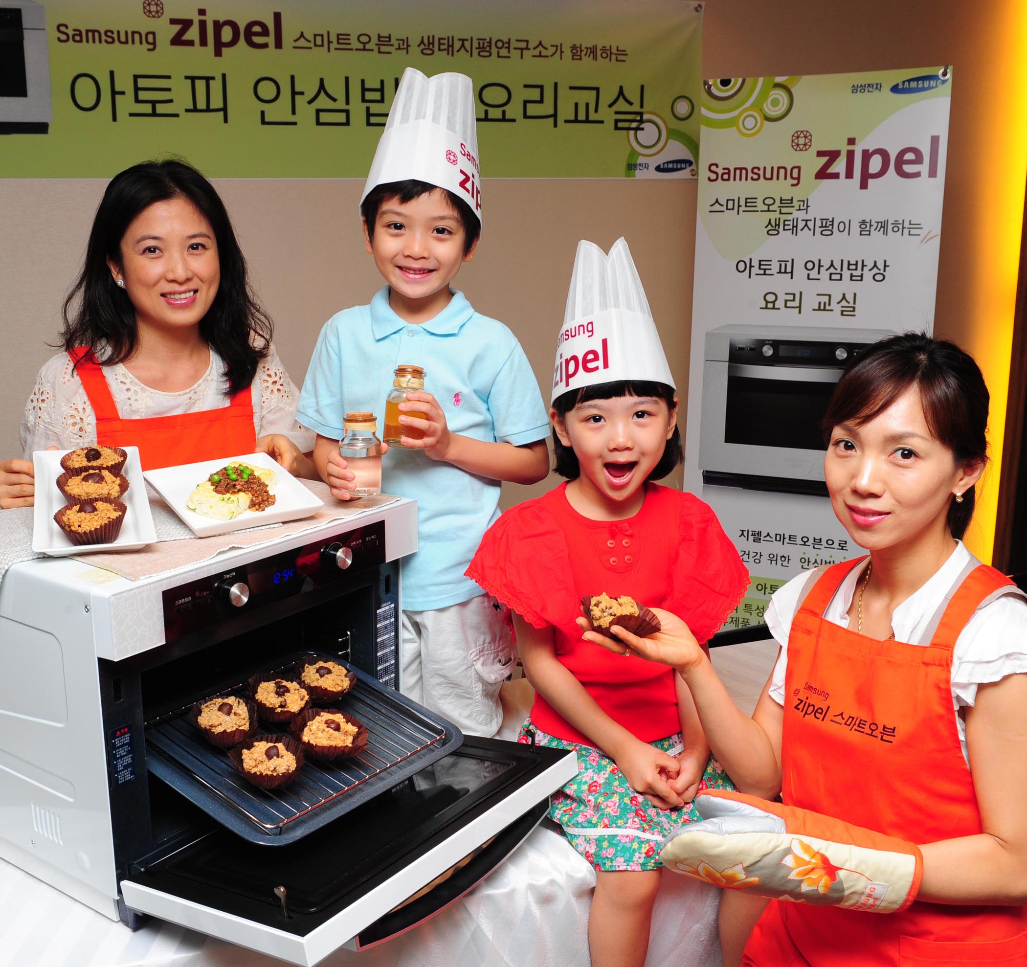 ▲ 삼성전자가 6월 18일 서울 역삼동에서 건강한 먹거리 문화 확산 캠페인 '엄마생각, 초록 먹거리' 이벤트 일환으로, 자녀의 아토피 극복을 돕는 '지펠스마트오븐 아토피 안심 밥상 쿠킹클래스'를 실시했다 ⓒ 뉴데일리