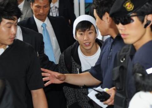 ▲ 한국 비하글 논란으로 미국으로 떠났던&nbsp;2PM 출신의 재범이 18일 오후 한미합작영화 '하이프 네이션' 촬영을 위해 인천국제공항으로 입국하고 있다. (연합뉴스)&nbsp;&nbsp;&nbsp;