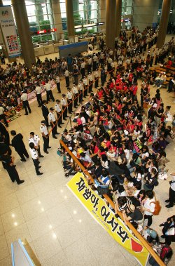 ▲ 9개월만에 돌아오는 2PM 인기멤버 재범을 환영하러 인천공항에 몰려든&nbsp;팬들. ⓒ&nbsp;연합뉴스