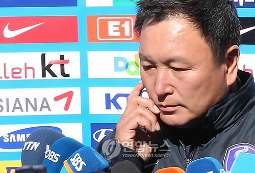 ▲ 18일 오후(한국시간) 남아프리카공화국 루스텐버그 올림피아 파크 스타디움에서 열린 한국대표팀 회복훈련에서 허정무 감독이 취재진의 질문을 듣고 있다.