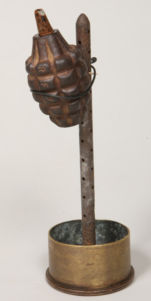 ▲ 철모내피 파이버로 만든 재떨이와 똥 바가지