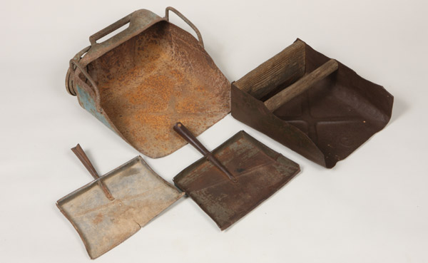 ▲ 포탄박스와 기름통을 잘라만든 쓰레받기