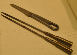 ▲ 탄피로 장식한 젓가락