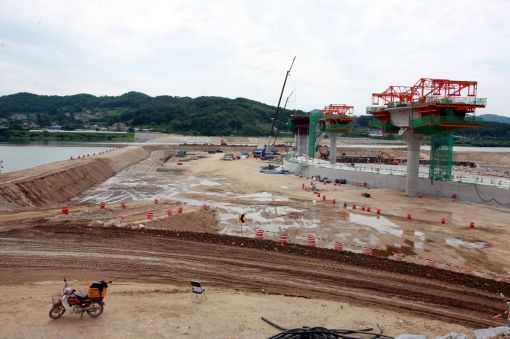 ▲ 수문공사를 앞두고 가동보 공사가 한창인 한강 이포보 공사 현장. ⓒ 뉴데일리