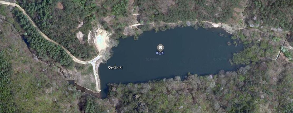 ▲ 위성지도로 본 주산지. 빼어난 풍광으로 사진가들이 자주 찾는 곳이다. ⓒ 뉴데일리