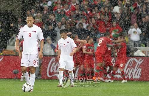 ▲ 21일 밤(한국시간) 남아프리카공화국 케이타운 그린 포인트 경기장에서 열린 남아공월드컵 G조 조별리그 북한과 포르투갈의 경기에서 정대세와 박남철이 전반 첫골을 허용한 뒤 침통한 표정을 하고 있다.