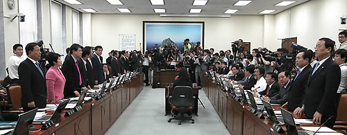 ▲ 22일 오후 국회에서 열린 국토해양위원회 전체회의에서 세종시 수정안이 찬성 12, 반대 18로 부결된 가운데 수정안에 찬성하는 의원들이 기립하고 있다 ⓒ 연합뉴스