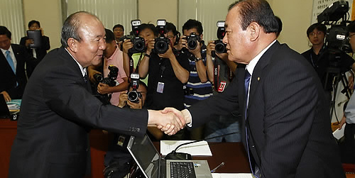 ▲ 22일 국회에서 열린 국토해양위에서 '세종시 수정안'이 부결된 후 정종환 국토해양부 장관(왼쪽)이 송광호 위원장과 악수하고 있다 ⓒ 연합뉴스