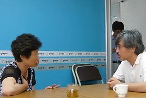 ▲ 천안함 사태로 아들 고 민평기 상사를 잃은 윤청자 씨가 17일 오전 참여연대를 찾아 이태호 협동사무처장을 만나 근거 없는 의혹 제기를 중단해달라고 호소하고 있다. ⓒ 연합뉴스