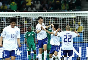 ▲ 23일 한국의 월드컵 출전 사상 첫 원정 16강 진출 여부를 결정지을 나이지리아와 3차전이 열릴 남아공 더반 스타디움에서 이정수가 동점골을 성공시키고 나서 환호하고 있다. ⓒ 연합뉴스