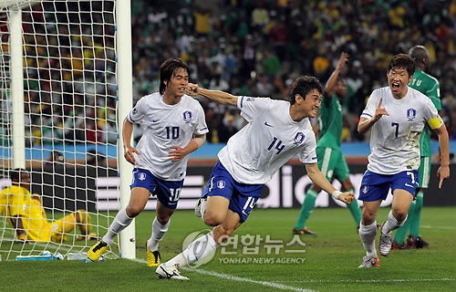 ▲ 남아공 월드컵 3차전 나이지리아에 선제골을 내준뒤 동점골을 넣고 포효하는 이정수, 왼쪽 박주영, 오른쪽 박지성 선수.(연합뉴스)