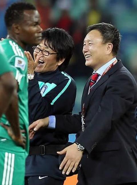 ▲ 월드컵 16강 진출 시킨 허정무 감독이 환하게 웃었다.(연합뉴스)