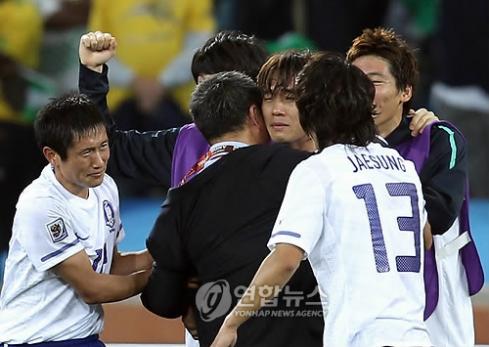 ▲ 한국이 월드컵 출전 사상 첫 원정 16강 진출에 성공한 23일 남아공 더반 스타디움에서 허정무 감독이 박주영 등 선수들과 기쁨을 나누고 있다.(연합뉴스)