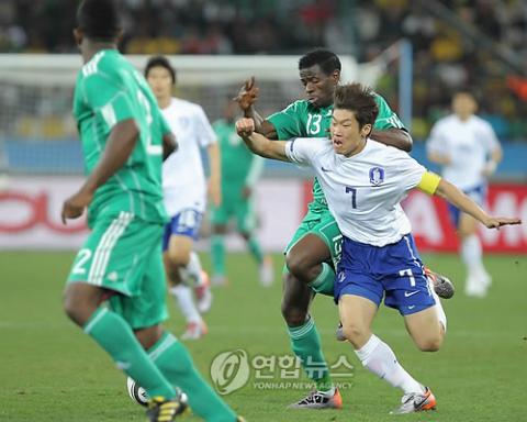 ▲ 나이지리아 수비진을 뚫고 돌진하는 박지성.(연합뉴스)