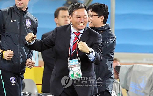 ▲ 월드컵 출전 사상 첫 원정 16강에 진출 한 한국대표팀 허정무 감독이 23일 남아공 더반 스타디움에서 승리의 기쁨을 만끽하고 있다.
