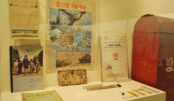 ▲ 전쟁 직후 우리의 생활이었던 '반공' 정신이 새겨진 물건들