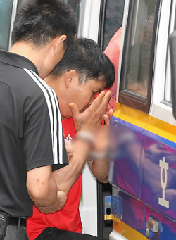 ▲ 초등생 성폭행사건 피의자 김수철이 16일 오전 서울 영등포경찰서에서 검찰로 송치되고 있다. ⓒ 연합뉴스