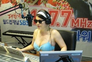 ▲ 비키니 차림으로 방송을 진행하는 최화정 ⓒ 자료사진