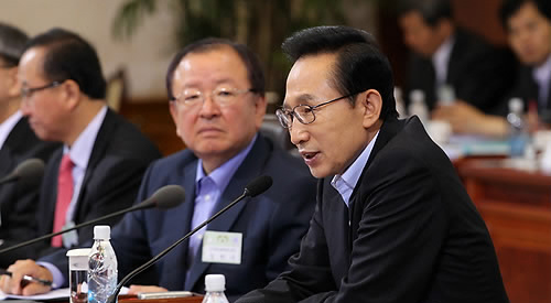 ▲ 이명박 대통령이 23일 청와대에서 열린 국가경쟁력강화위원회 회의에서 모두 발언을 하고 있다. ⓒ연합뉴스