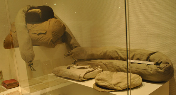 ▲ 미숫가루와 곡식 등을 넣어 어깨에 차던 중공군의 전투식량 주머니