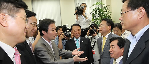 ▲ 24일 국회에서 열린 행안위 전체회의에서 집시법 상정과 관련, 민주당 의원들이 위원장석을 점거하자 안경률 위원장 등 한나라당 의원들이 강력히 항의하고 있다 ⓒ 연합뉴스