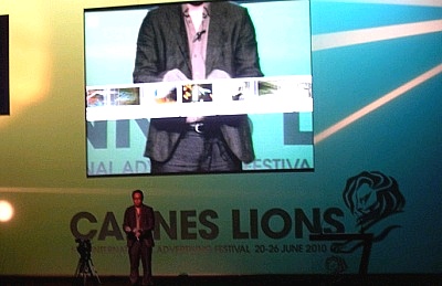 ▲ 센서가 장착된 장갑을 낀 채 움직일 때마다&nbsp;반응하는 '하이퍼 프레젠테이션'을 최초로 구현해 내고 있다. ⓒ 뉴데일리