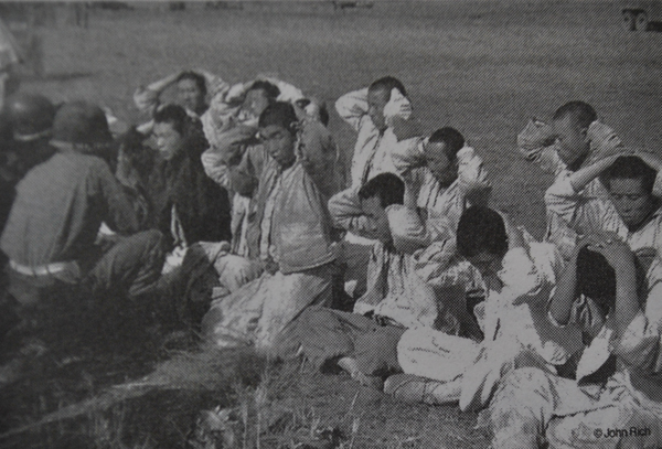 ▲ 서울 북방 지역에서 미군 병사들이 북한군 포로들을 심문하고 있다. 북한군은 민간인 복장을 하고 피란민 인파에 잠입하는 경우가 많았다.