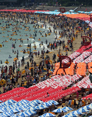 ▲ 지난해 여름 부산 해운대에 몰려든 인파 ⓒ 연합뉴스