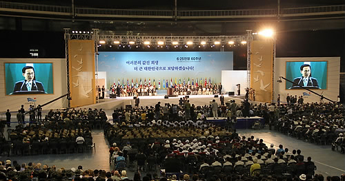 ▲ 이명박 대통령이 25일 오전 서울 올림픽공원 체조경기에서 열린 6.25전쟁 60주년 행사에서 기념사를 하고 있다. ⓒ연합뉴스