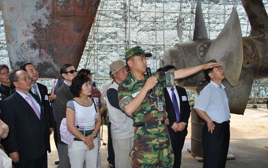 ▲ 해군 2함대 관계자가 방문자들을 대상으로 천안함 침몰 사건과 관련 정황 증거들을 설명하고 있다.  ⓒ뉴데일리