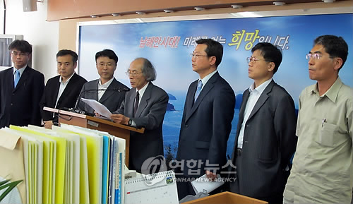 ▲ 24일 김두관 경남도지사직 인수위원회가 보 철거를 전제로 한 4대강 사업 수정을 요구하고 있다. 왼쪽 두번째가 박창근 관동대 교수이다. ⓒ 뉴데일리