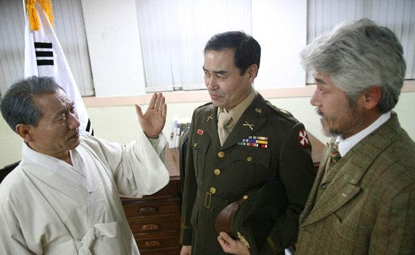 ▲ 연극 '6.25와 이승만'. 이승만 대통령(좌)이 클라크 유엔군사령관(중)과 브릭스 주한미국대사(우)와 이야기를 나누고 있다 ⓒ 뉴데일리