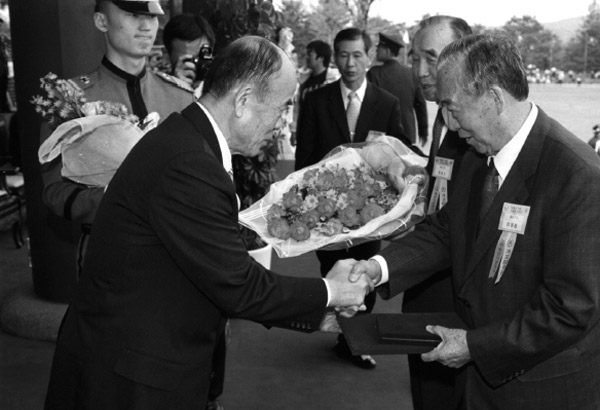 ▲ 2006년 5월, 육군사관학교가 제정한 '자랑스러운 육사인상'을 수상