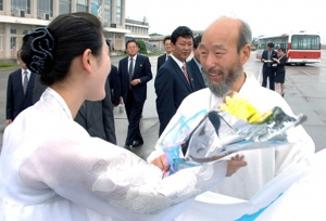 ▲ 한씨가 북한 여성으로부터 환영의 꽃다발을 받고 있다 ⓒ 조선중앙통신 