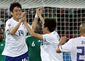 ▲ 지난 23일 남아공 더반 스타디움에서 열린 B조 최종 3차전 한국과 나이지리아의 경기에서 이정수가 골을 넣은 후 기뻐하고 있다. ⓒ 연합뉴스