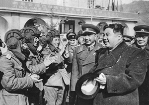 ▲ 인민군을 격려하는 김일성 ⓒ자료사진