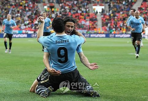 ▲ <수아레스 2골> 26일 밤(한국시간) 포트엘리자베스 넬슨 만델라 베이 스타디움에서 열린 남아공월드컵 16강 한국-우루과이 경기에서 우루과이 수아레즈가 전반 8분 선취골을 넣은 뒤 환호하고 있다.&nbsp;(연합뉴스)