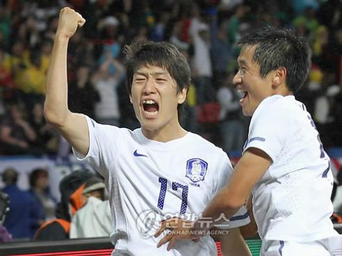 ▲ 27일 새벽 남아공에서 열린 월드컵 16강전 나이지리아 대결서 동점골을 터뜨리&nbsp;포효하는&nbsp;이청용. 이영표가 합창했다.(연합뉴스)&nbsp;