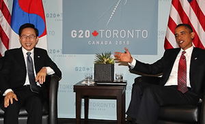 ▲ 이명박 대통령이 26일 오후(현지시간) 토론토 인터콘티넨탈 호텔에서 버락 오바마 미국 대통령의 정상회담 결과 설명 도중 환하게 웃고 있다. ⓒ&nbsp;연합뉴스