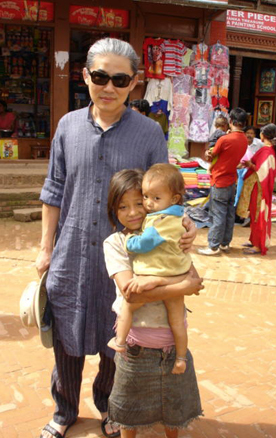 ▲ 네팔&nbsp;주민들과&nbsp;함께&nbsp;기념 사진을&nbsp;찍고 있는&nbsp;신영수 관장 ⓒ 뉴데일리