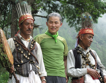▲ 네팔 주민들과 함께 기념 사진을 찍고 있는 신영수 관장 ⓒ 뉴데일리