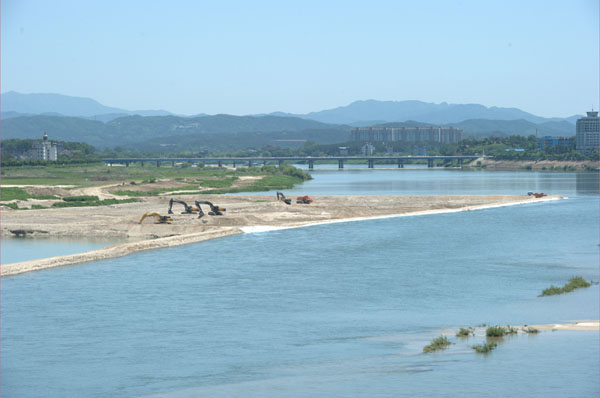 ▲ 한강 여주 구간의 하도 준설 현장. 멀리 준설공사장을 벗어나면 물을 보통 강물처럼 깨끗해진다. ⓒ 뉴데일리