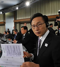 ▲ 이명박 대통령이 토론토컨벤션센터에서 열린 G20 정상회의 전체회의에 공동의장이자 차기 G20 정상회의 개최국 정상 자격으로 참석했다. ⓒ&nbsp;연합뉴스