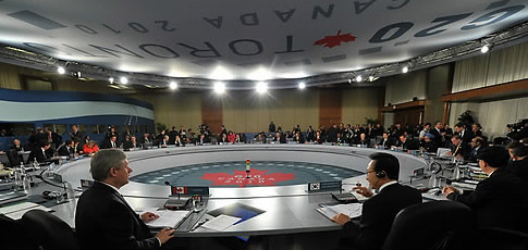 ▲ 이명박 대통령이 G20 정상회의 전체회의에 공동의장이자 차기 G20 정상회의 개최국 정상 자격으로 참석해 스티븐 하퍼 캐나다 총리와 나란히 앉아 있다. ⓒ&nbsp;연합뉴스