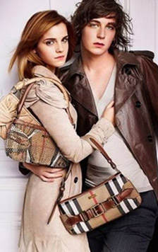 ▲ 열애 사실을 고백한 엠마 왓슨(좌)과 조지 크랙(우) 커플 ⓒ 버버리