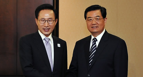 ▲ 이명박 대통령과 후진타오 중국 국가주석이 27일 오후(현지시간) 캐나다 토론토 인티컨티넨탈호텔에서 열린 한.중 정상회담에서 악수하고 있다. ⓒ연합뉴스