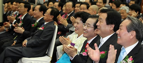 ▲ 28일 서울 대방동 공군회관에서 열린 한나라당 홍준표 의원의 저서 '변방' 출판기념회에서 참석자들이 박수를 치고 있다. 오른쪽부터 한나라당 김학송 의원, 김무성 원내대표, 홍 의원, 홍 의원 부인 이순삼 여사, 박희태 국회의장, 이병석.이인기 의원 ⓒ 연합뉴스