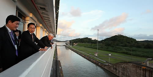 ▲ 파나마를 방문중인 이명박 대통령이 28일(현지시간) 리까르도 마르띠넬리(오른쪽) 파나마 대통령과 함께 파나마운하 미라플로레스 갑문을 방문해 통제탑에서 선박 통과과정을 지켜보고 있다. ⓒ연합뉴스