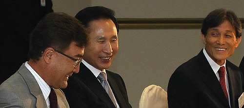 ▲ 파나마를 공식 방문중인 이명박 대통령이 29일 오후(현지시간) 파나마시티내 인터콘티넨탈호텔에서 동포대표들과 대화하고 있다. ⓒ연합뉴스